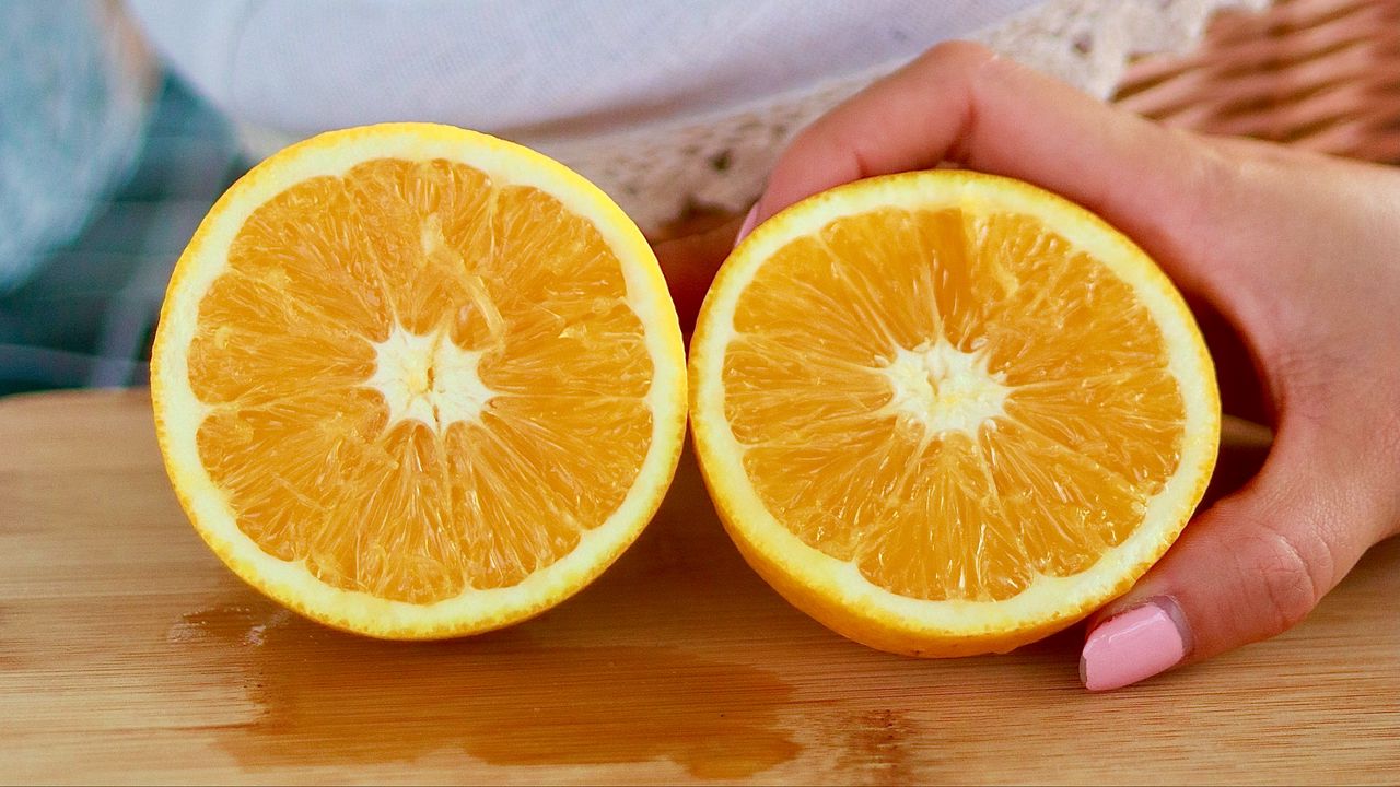 Обои апельсин, фрукт, цитрус, дольки, рука