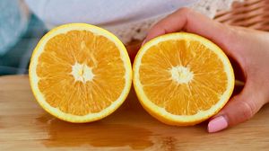 Превью обои апельсин, фрукт, цитрус, дольки, рука