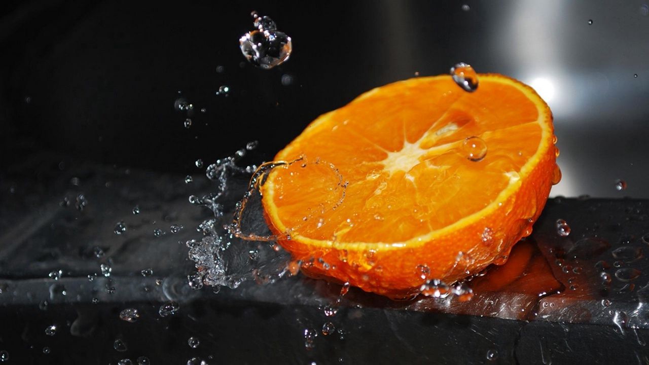 Обои апельсин, половина, вода, брызги, цитрусовые