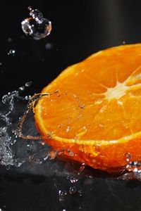 Превью обои апельсин, половина, вода, брызги, цитрусовые