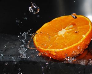 Превью обои апельсин, половина, вода, брызги, цитрусовые