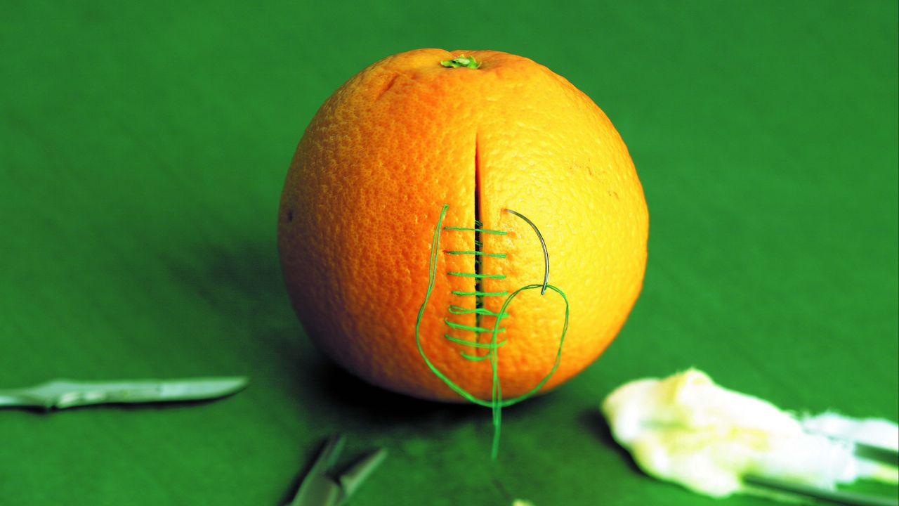 Обои апельсин, порез, нитки, швы, зелёный фон
