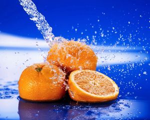 Превью обои апельсин, срез, фрукт, вода, брызги