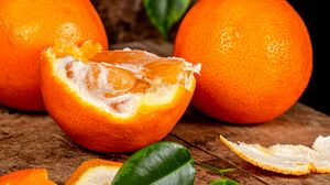 Превью обои апельсин, цитрус, фрукт, кожура, листья