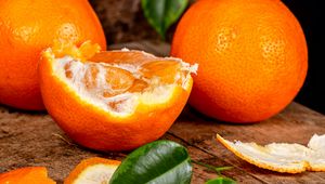 Превью обои апельсин, цитрус, фрукт, кожура, листья