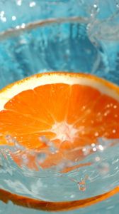 Превью обои апельсин, вода, брызги