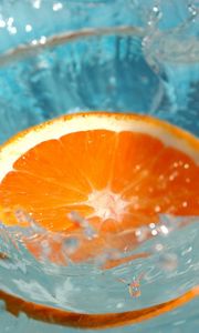 Превью обои апельсин, вода, брызги