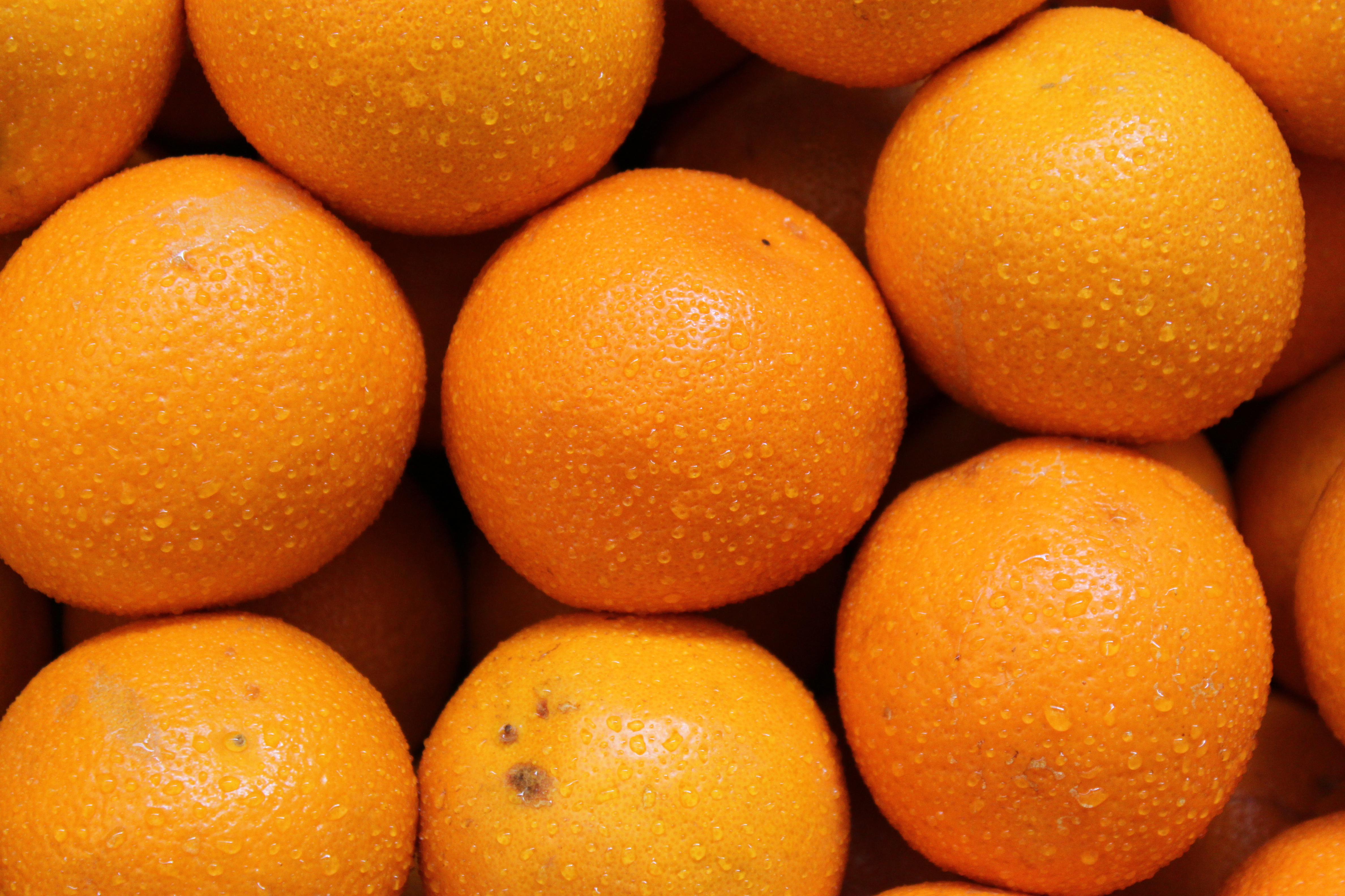 60 килограмм фруктов. Апельсин. Оранжевый фрукт. Спелый апельсин. Фрукты оранжевого цвета.