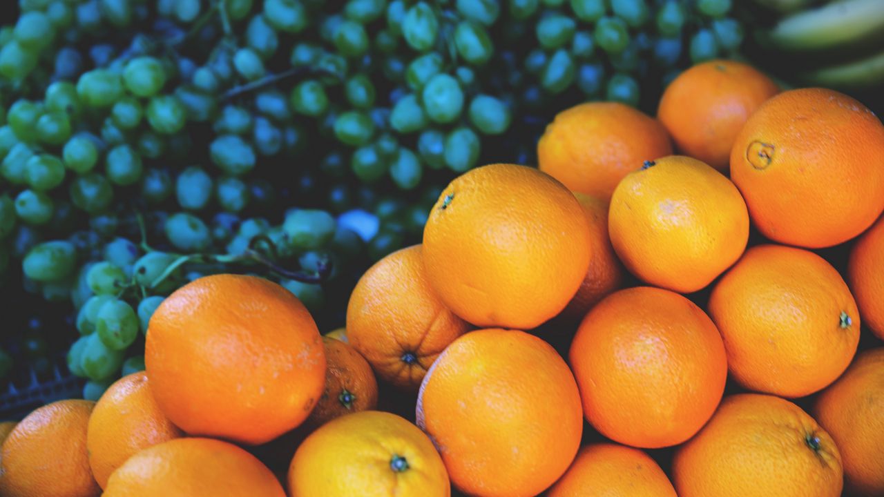 Обои апельсины, виноград, фрукты