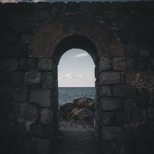 Превью обои арка, камни, море, горизонт, стена