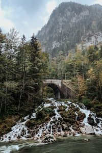 Превью обои арка, водопад, скалы, камни, деревья