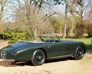 Превью обои aston martin, 1952, зеленый, вид сбоку, стиль, авто, ретро, астон мартин, природа, деревья, кустарники