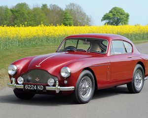 Превью обои aston martin, 1958, красный, вид сбоку, стиль, авто, ретро, астон мартин, природа, поле, цветы, деревья, асфальт