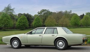 Превью обои астон мартин, 1987, зеленый, вид сбоку, авто, aston martin, lagonda, небо, трава