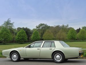 Превью обои астон мартин, 1987, зеленый, вид сбоку, авто, aston martin, lagonda, небо, трава