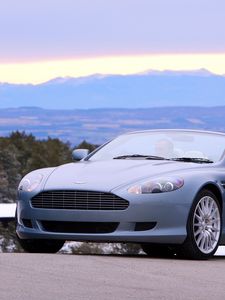 Превью обои астон мартин, 2004, голубой, вид спереди, стиль, aston martin, db9, авто, природа, горы, деревья