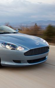 Превью обои астон мартин, 2004, голубой, вид спереди, стиль, aston martin, db9, авто, природа