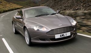 Превью обои астон мартин, 2004, серый, вид спереди, стиль, авто, aston martin, db9, скорость, горы, асфальт