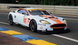 Превью обои астон мартин, 2008, белый, вид сбоку, стиль, спорт, aston martin, dbr9, авто, деревья, асфальт