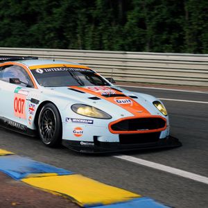 Превью обои астон мартин, 2008, белый, вид сбоку, стиль, спорт, aston martin, dbr9, авто, деревья, асфальт