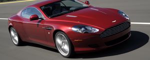 Превью обои астон мартин, 2008, красный, вид сбоку, стиль, aston martin, db9, авто, скорость, деревья, асфальт