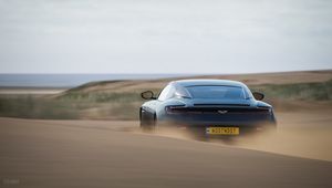 Превью обои aston martin db11, aston martin, спорткар, синий, вид сзади, пустыня, песок