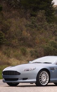 Превью обои aston martin, db92004, голубой, вид сбоку, спорт, астон мартин, деревья, кустарники