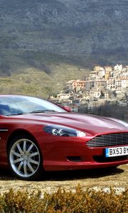 Превью обои aston martin, db9, 2004, красный, вид сбоку, стиль, астон мартин, авто, природа, деревья, дома