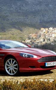 Превью обои aston martin, db9, 2004, красный, вид сбоку, стиль, астон мартин, авто, природа, деревья, дома