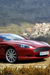 Превью обои aston martin, db9, 2004, красный, вид сбоку, стиль, астон мартин, авто, природа, деревья, дома