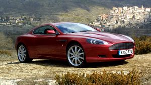 Превью обои aston martin, db9, 2004, красный, вид сбоку, стиль, астон мартин, авто, природа, деревья, дома