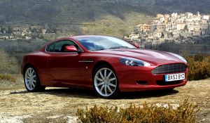 Превью обои aston martin, db9, 2004, красный, вид сбоку, стиль, астон мартин, авто, природа, деревья, дома