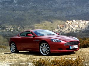 Превью обои aston martin, db9, 2004, красный, вид сбоку, стиль, астон мартин, авто, природа, деревья, дома