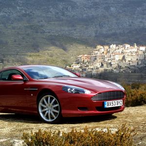 Превью обои aston martin, db9, 2004, красный, вид сбоку, стиль, астон мартин, авто, природа, деревья, дома