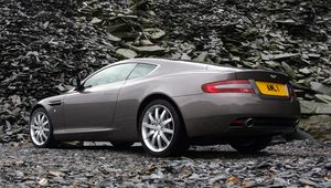 Превью обои aston martin, db9, 2004, серый, вид сбоку, стиль, авто