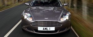 Превью обои aston martin, db9, 2004, серый, вид спереди, стиль, астон мартин, авто, скорость, природа, деревья, трава