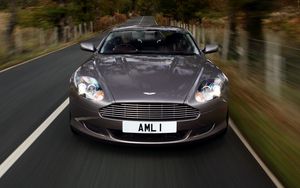 Превью обои aston martin, db9, 2004, серый, вид спереди, стиль, астон мартин, авто, скорость, природа, деревья, трава