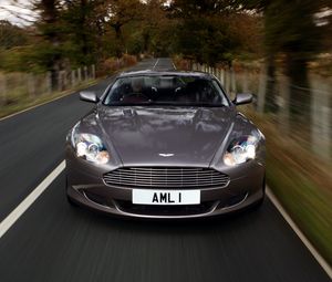 Превью обои aston martin, db9, 2004, серый, вид спереди, стиль, астон мартин, авто, скорость, природа, деревья, трава