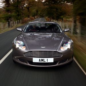 Превью обои aston martin, db9, 2004, серый, вид спереди, стиль, астон мартин, авто, скорость, природа, деревья, трава