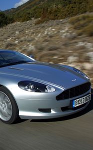 Превью обои aston martin, db9, 2004, серебряный металлик, вид сбоку, стиль, авто, астон мартин, скорость, природа, деревья, асфальт