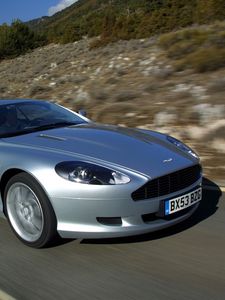 Превью обои aston martin, db9, 2004, серебряный металлик, вид сбоку, стиль, авто, астон мартин, скорость, природа, деревья, асфальт