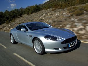 Превью обои aston martin, db9, 2004, серебряный металлик, вид сбоку, стиль, авто, астон мартин, скорость, природа, деревья, асфальт