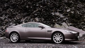 Превью обои aston martin, db9, 2004, серый, вид сбоку, стиль, авто