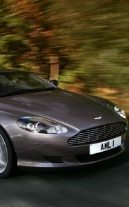 Превью обои aston martin, db9, 2004, серый, вид сбоку, стиль, астон мартин, авто, скорость, деревья, асфальт