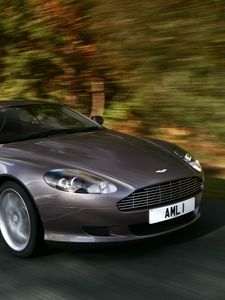 Превью обои aston martin, db9, 2004, серый, вид сбоку, стиль, астон мартин, авто, скорость, деревья, асфальт