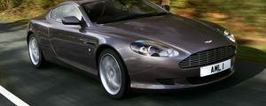 Превью обои aston martin, db9, 2004, серый, вид сбоку, стиль, астон мартин, авто, скорость, деревья, асфальт