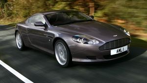 Превью обои aston martin, db9, 2004, серый, вид сбоку, стиль, астон мартин, авто, скорость, деревья, асфальт