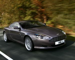 Превью обои aston martin, db9, 2004, серый, вид сбоку, стиль, астон мартин, авто, скорость, деревья, асфальт