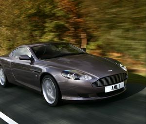 Превью обои aston martin, db9, 2004, серый, вид сбоку, стиль, астон мартин, авто, скорость, деревья, асфальт