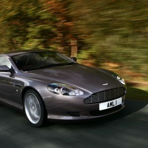 Превью обои aston martin, db9, 2004, серый, вид сбоку, стиль, астон мартин, авто, скорость, деревья, асфальт